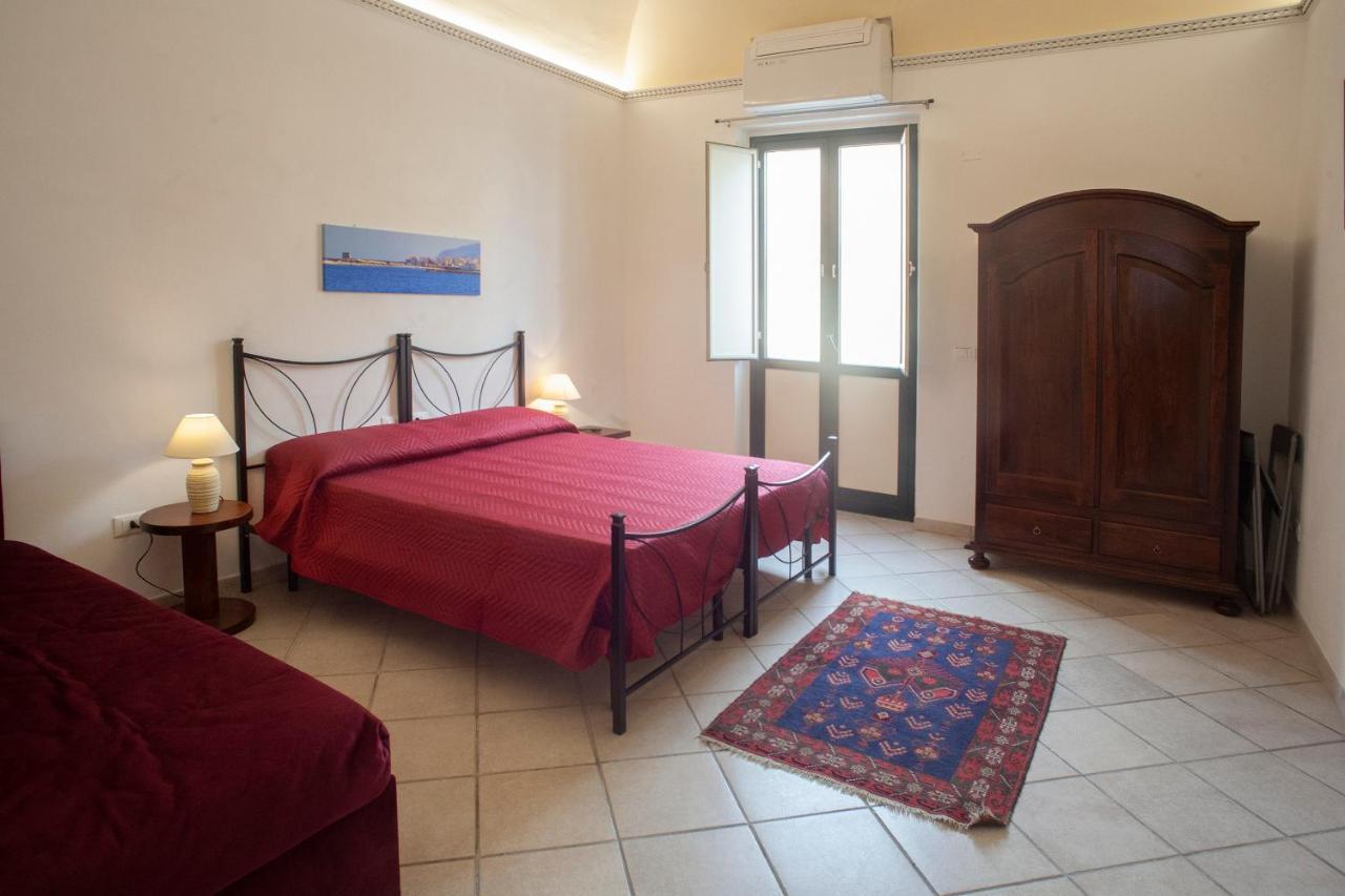 Case Vacanze "Residenze Trapanesi" Trapani Bagian luar foto